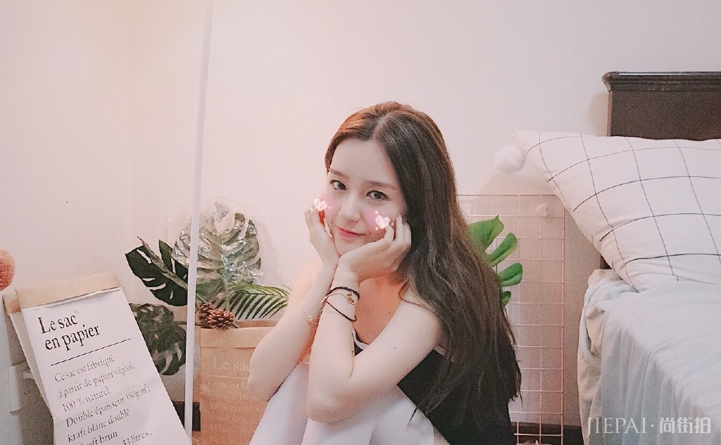 IG夺冠,Rita兑现泳装承诺,跟旗袍装相比,真是清纯可爱啊!