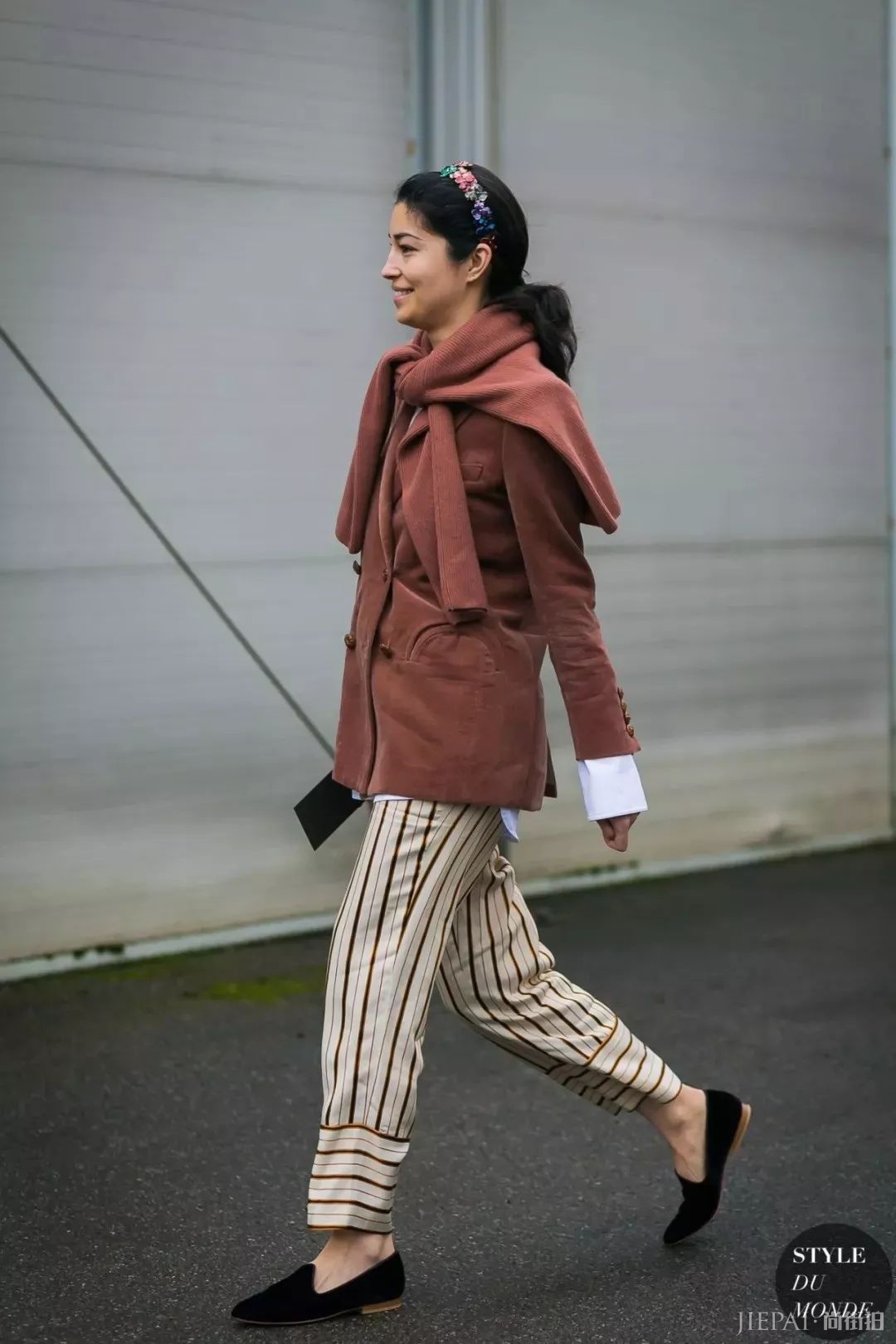 今年流行毛衣“披着穿”，时髦感爆棚！