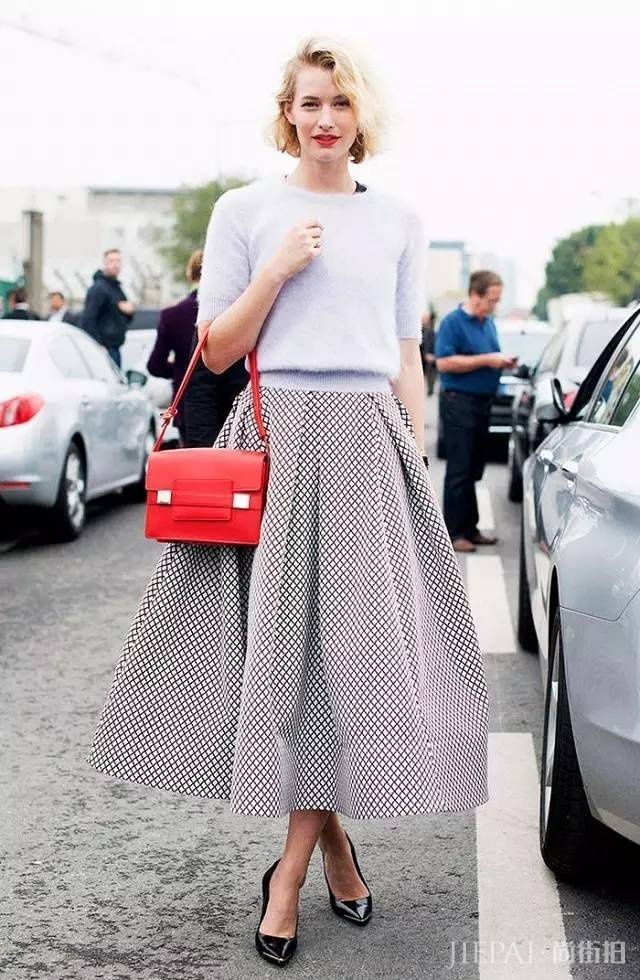 针织衫+半裙，才是秋天最显气质的搭配！