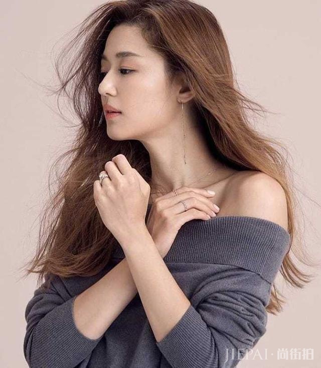 全智贤惊艳,白色连衣裙美成仙女,宛如少女!