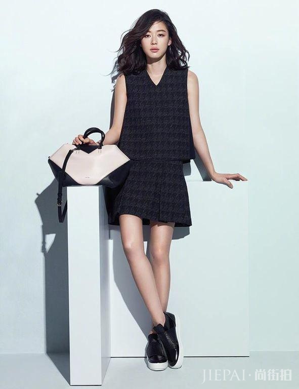 全智贤惊艳,白色连衣裙美成仙女,宛如少女!