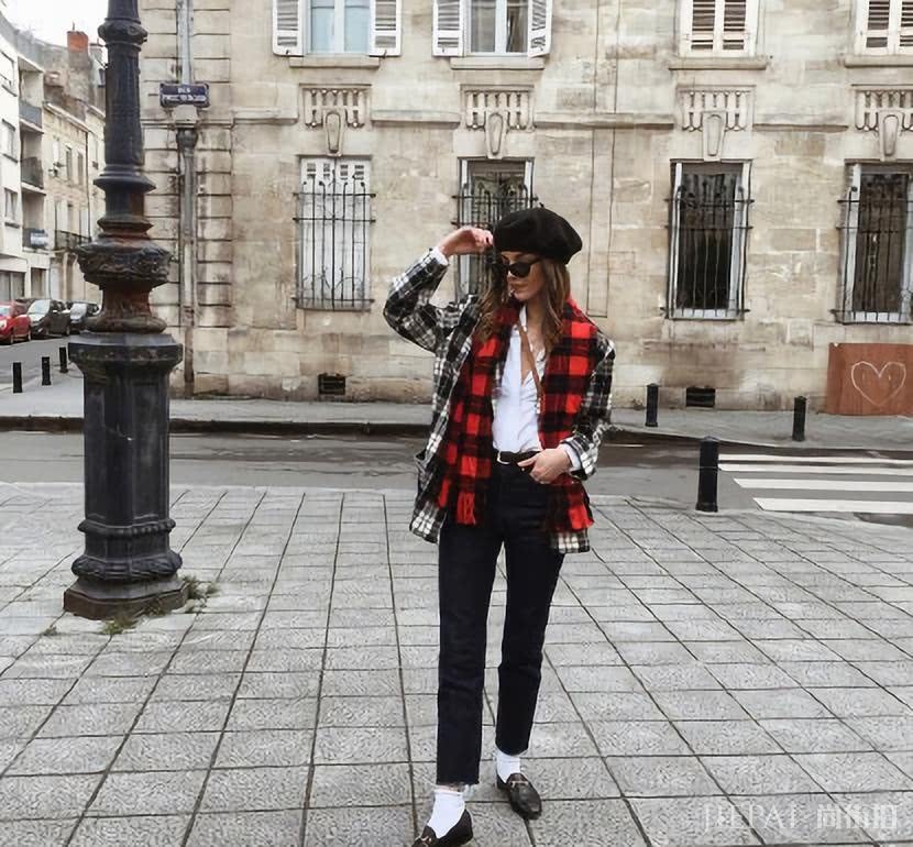 法国女人真的太懂得穿了,小西装都能穿得这么好看,第一眼就心动