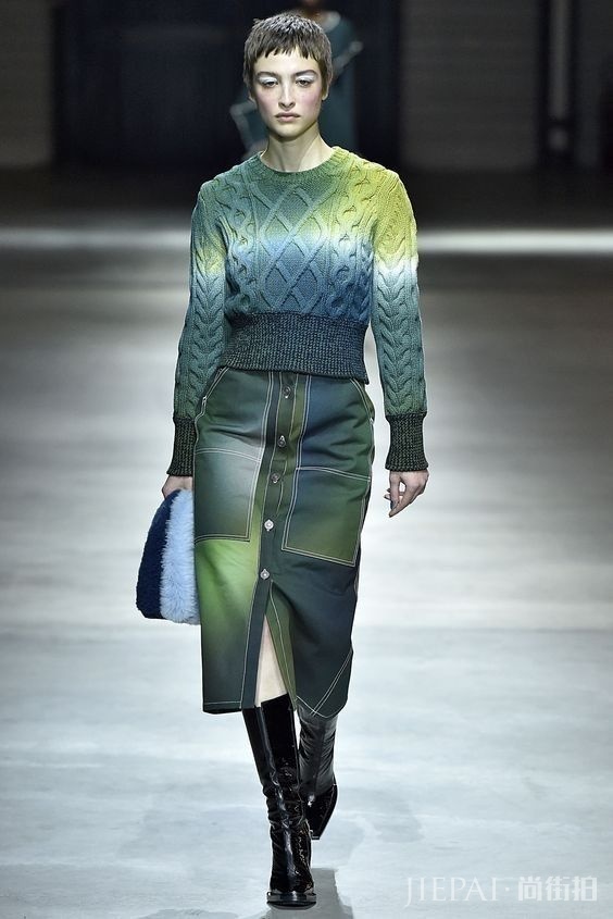 针织衫+半裙，2018初冬最显瘦的叠穿套路！