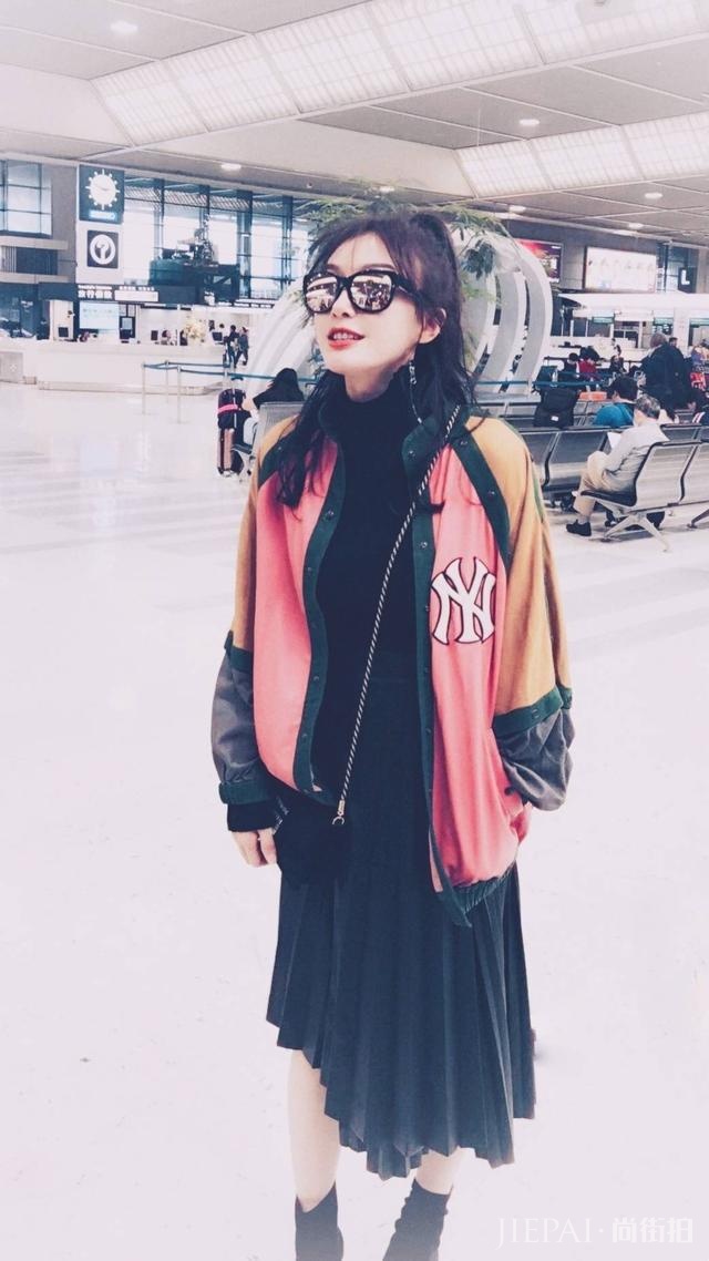 被秦岚美到了,拼色外套配百褶裙轻松美回18岁,换个新发型甜炸了