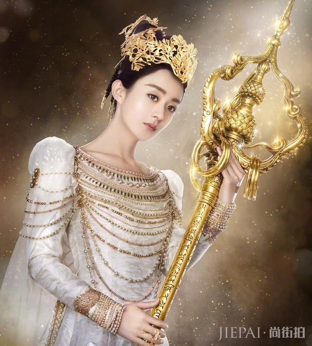 女明星帝王装,赵丽颖典雅,范冰冰霸气,最具女王气质的却是她!