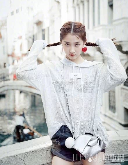 这件巴黎世家红配绿的衣服真丑,古力娜扎全靠自己颜值撑大梁