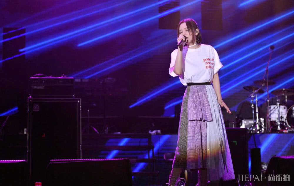 张靓颖演唱会T恤配拼接长裙,秒变18岁