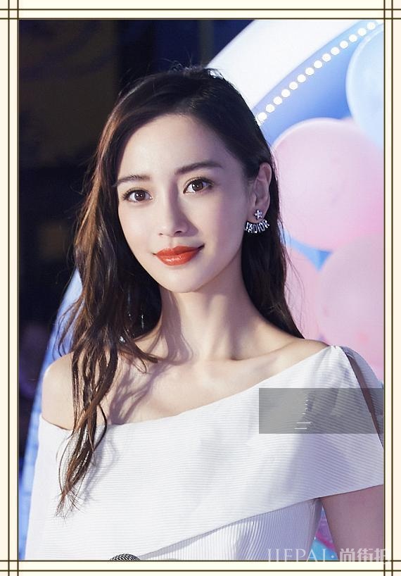 杨颖穿一字肩长裙秀逆天锁骨,网友:这深度可以养金鱼了