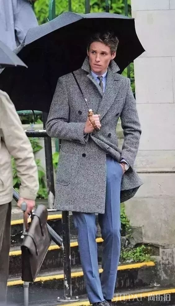 男生穿灰色蓬松棉袄下身怎么搭配