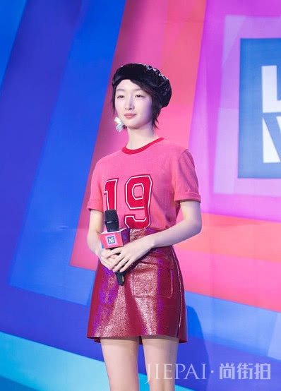 漆皮裙赶走冬日沉闷!周冬雨俏皮可爱,唐嫣的漆皮裙最具设计感