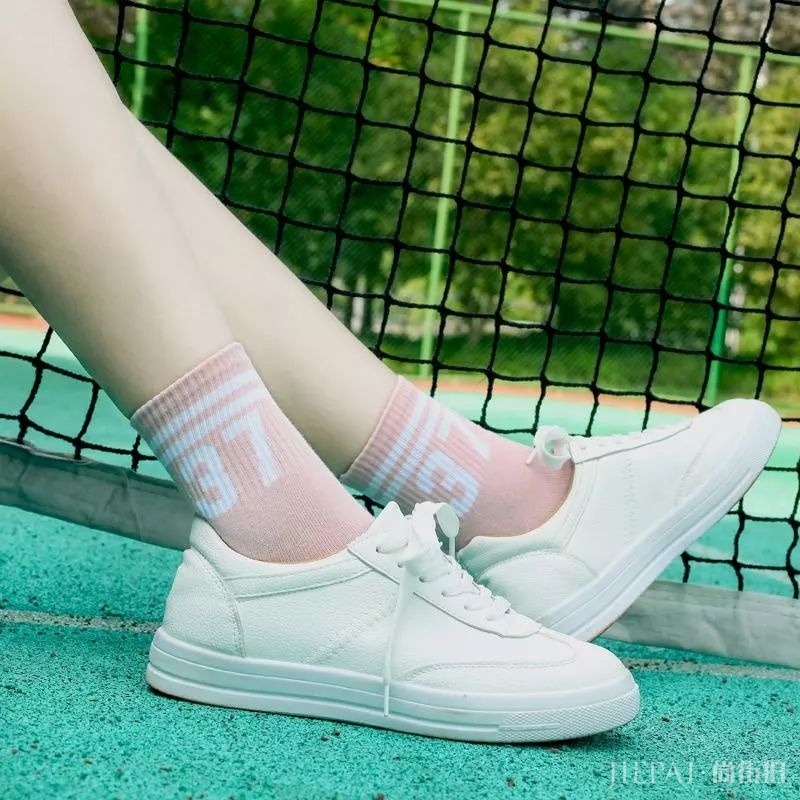 你还在露脚踝、卷裤脚?露袜子才是18年最流行