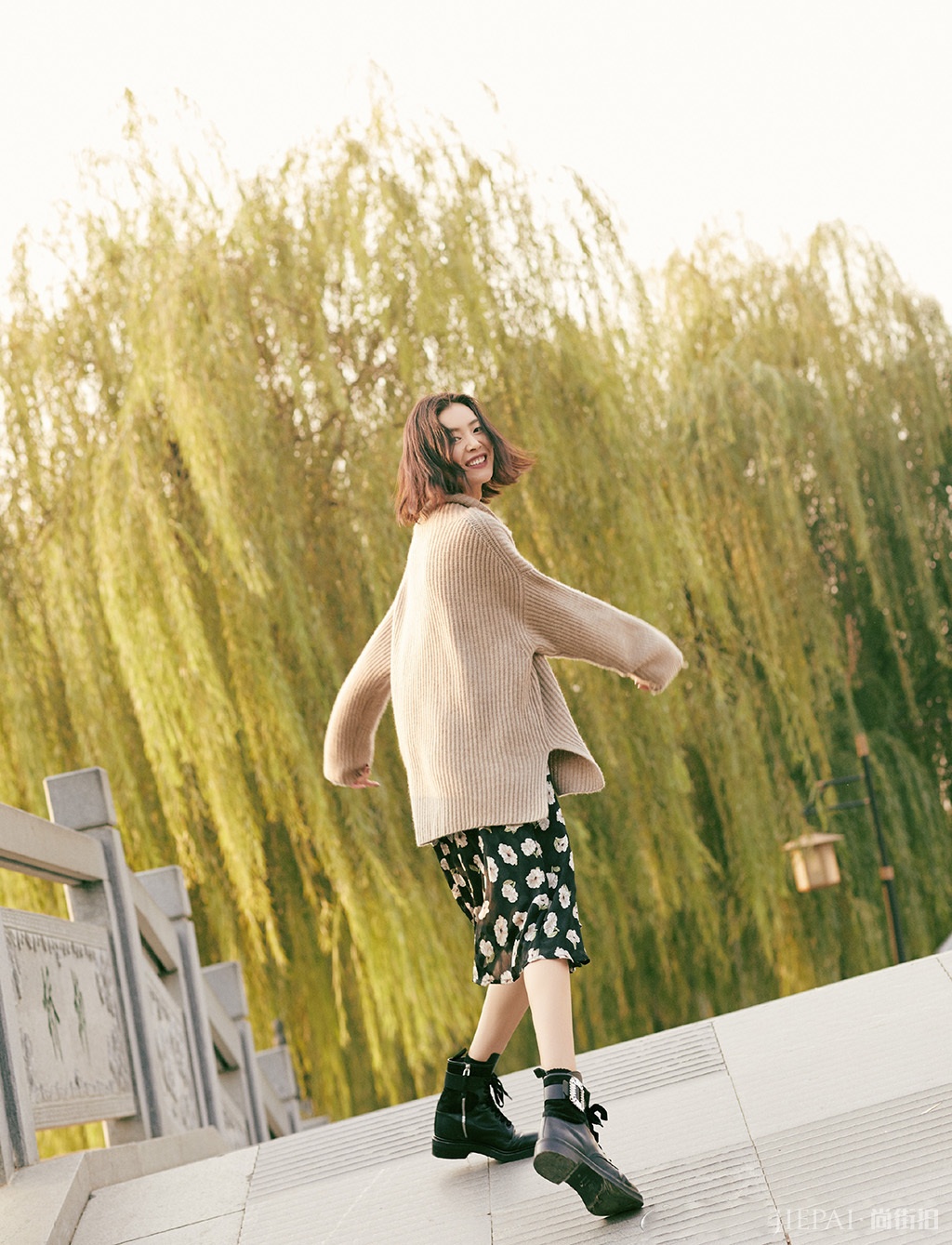 刘雯游西安古城，演绎大地色系的高级感！