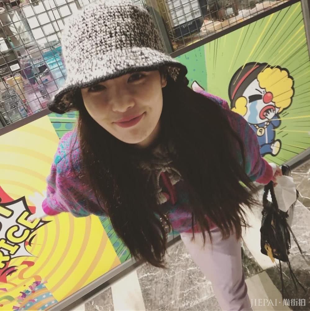 金泫雅花花绿绿的穿搭也能美成小仙女，一般人学不来