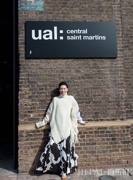 梁洛施真是时尚圈教母级人物！绣花长裙＋高跟靴气场强大