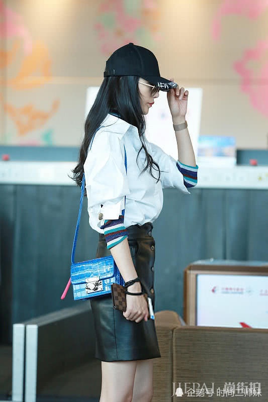 韩雪真抗冻!0度穿羽绒夹克保暖,却穿一条九分裤露脚踝