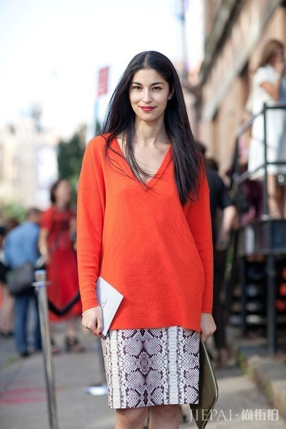 针织衫+半裙，2018初冬最显瘦的叠穿套路！