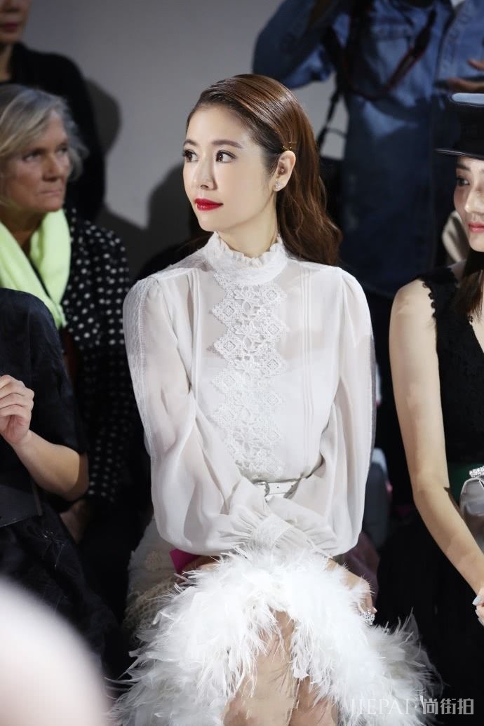 林心如穿牛仔裤秒变小短腿,曾经的筷子腿已不复存在!