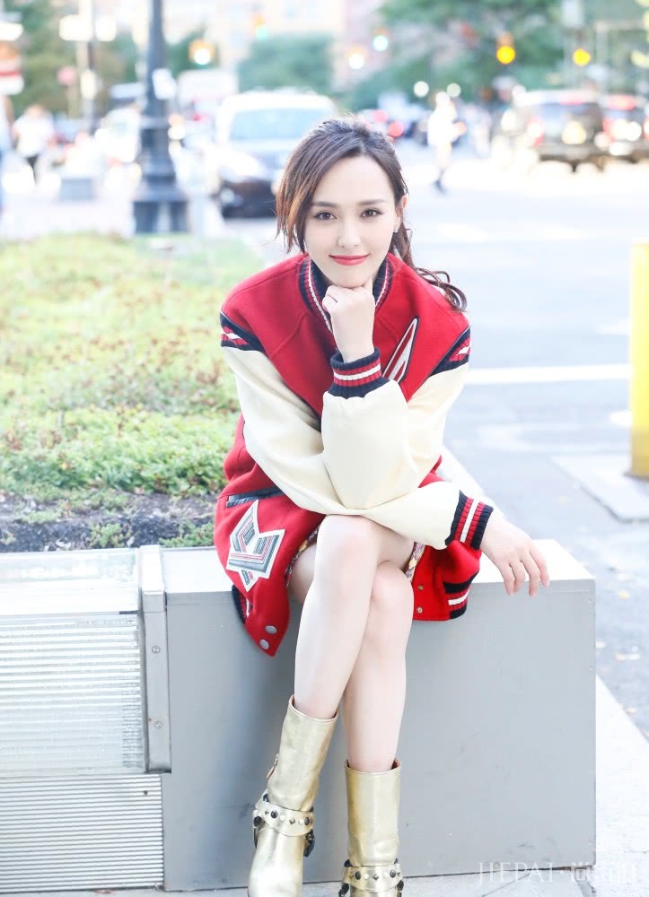 大红色衣服太俗气?但唐嫣穿红色连衣裙配长靴又帅又美,好看极了