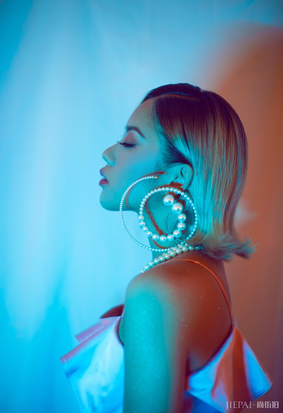 王菊最新美图曝光 粉色吊带裙造型妩媚动人