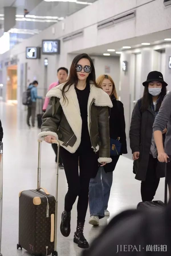 黑鞋+黑裤子的组合，竟能让腿再长10cm？