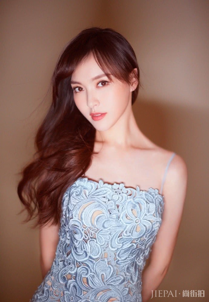 唐嫣穿蓝色镂空连衣裙仙气飘飘,少女感惊艳