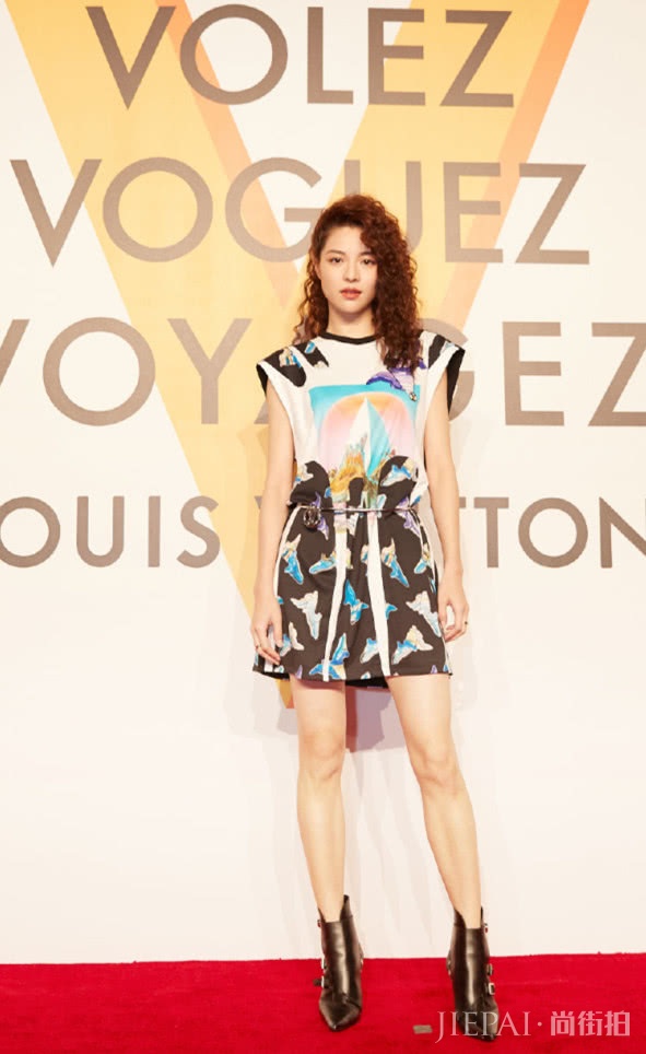 钟楚曦留“爆炸头”不仅不非主流，而且时髦炸了！