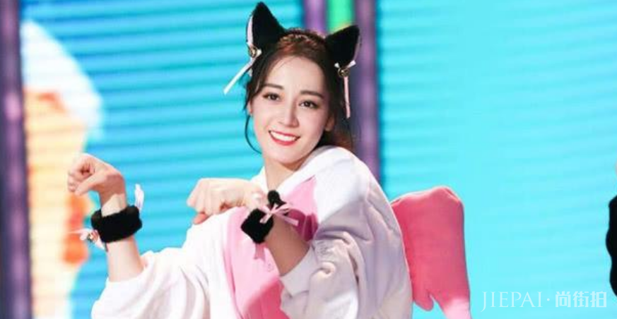 长发的迪丽热巴很美，可当她剪了邓伦同款短发后，网友表示沦陷了