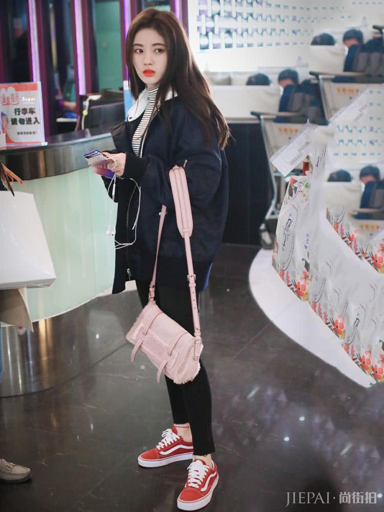 鞠婧祎机场街拍,穿一身简单造型却难掩时尚感