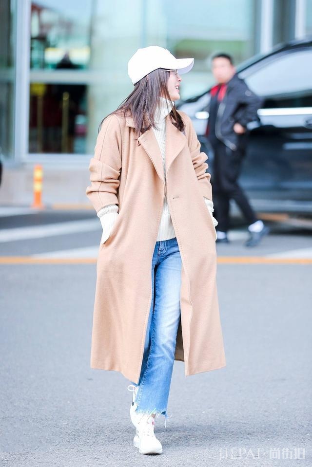 被秦岚美到了,拼色外套配百褶裙轻松美回18岁,换个新发型甜炸了