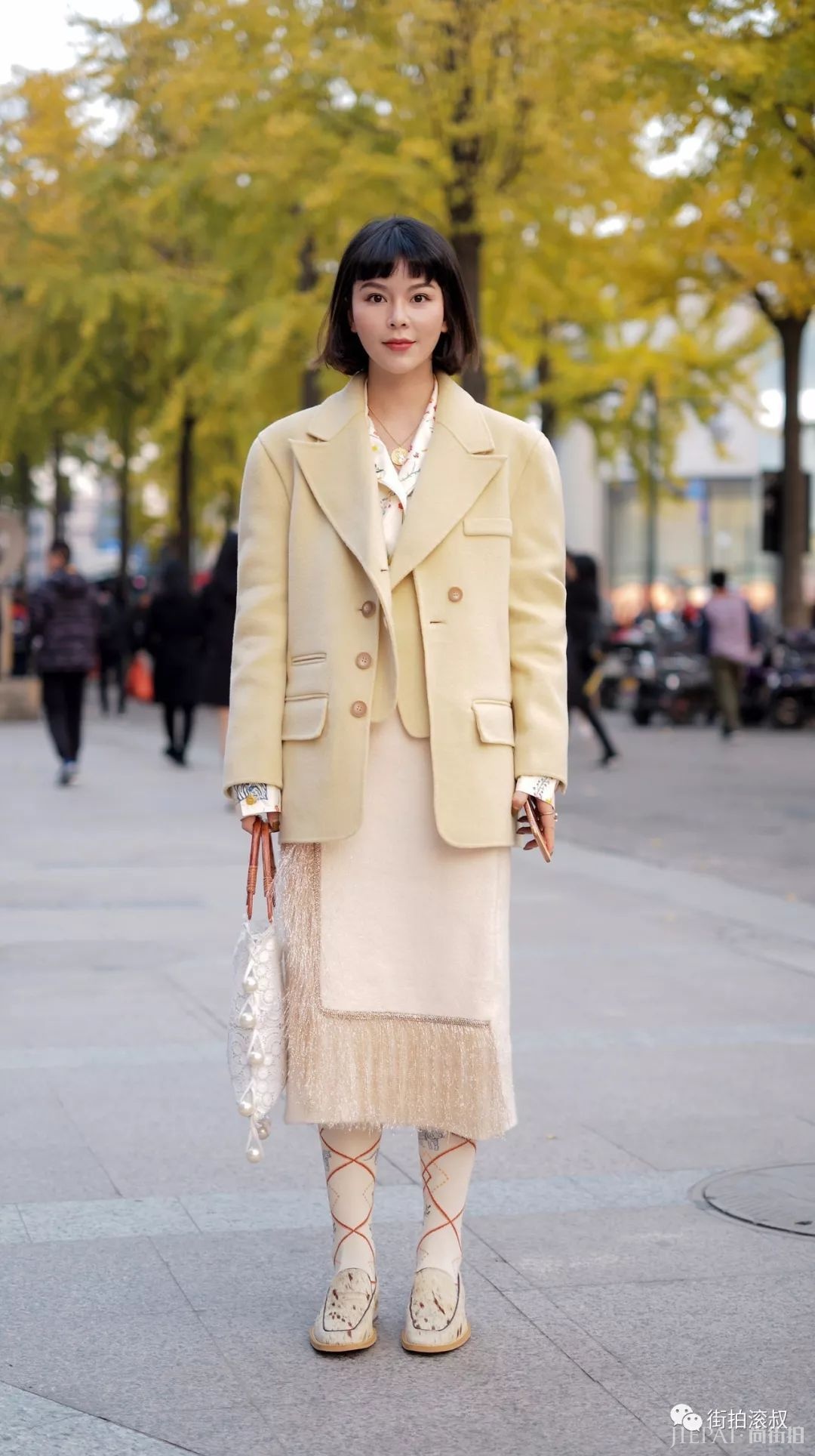 【滚叔街拍】今起街拍换上金色的背景，与你们的奶油色冬衣超配的哦！