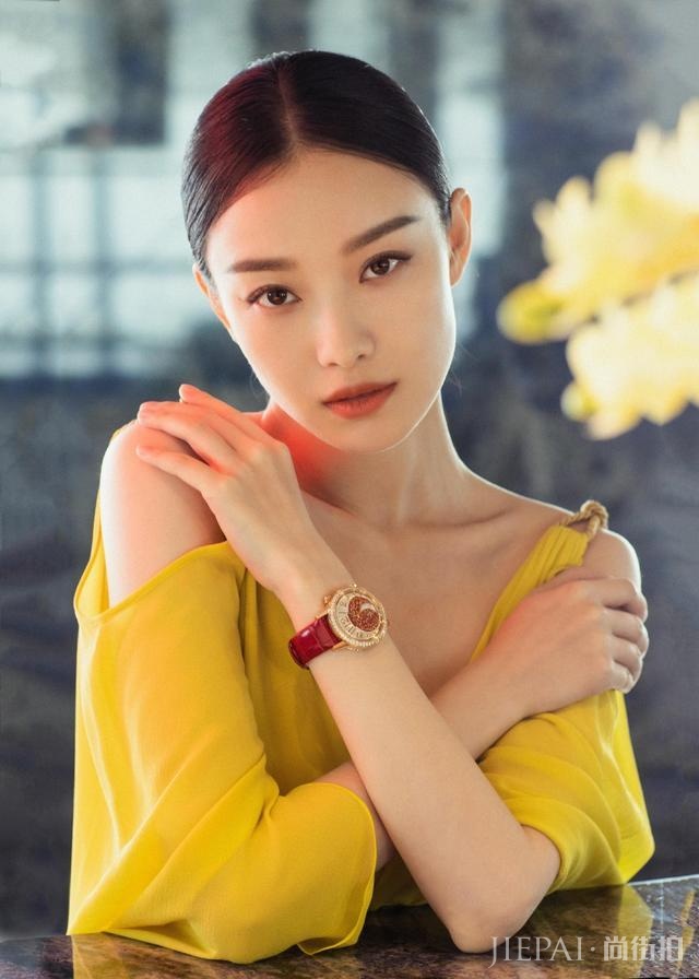 倪妮这次又穿墨绿色睡衣套装现身，却意外的时髦