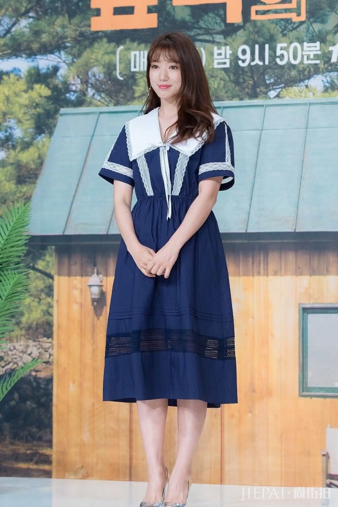 朴信惠宣传新剧，穿酒红色蕾丝裙女人味十足，和玄彬同框甜到鼾