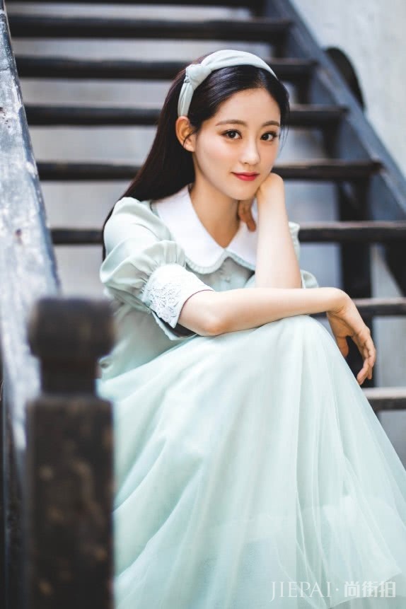 祝绪丹太有个性了,在运动鞋上玩“贴纸”,贴坏了意外更时尚了