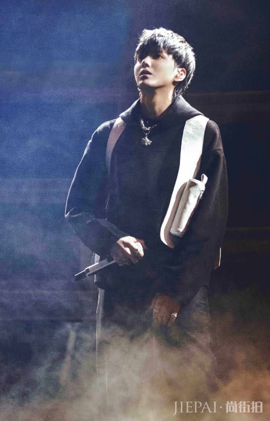 吴亦凡简直“城会玩”,白色笔袋挂衣服上,这造型可真头回儿见!