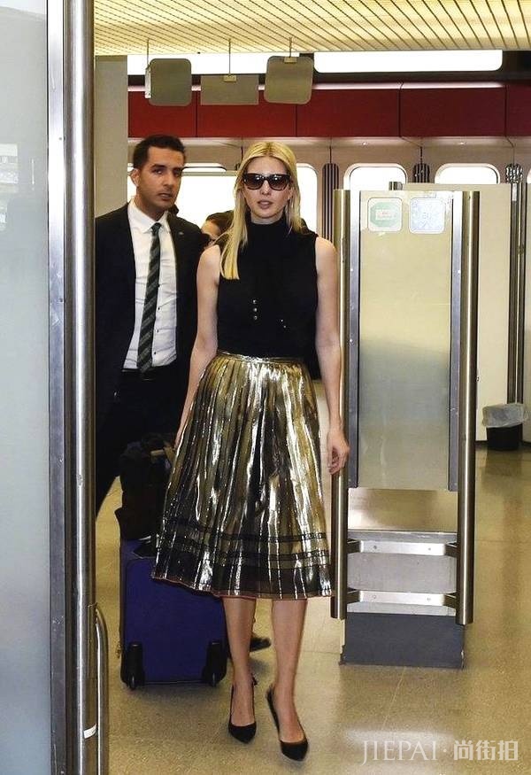 伊万卡穿金色百褶裙配紧身针织衫气质惊艳,真不愧是第一名媛