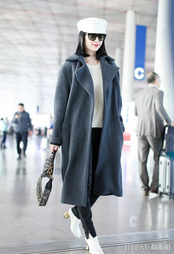 景甜机场又创新造型,灰色大衣尽显女王范儿!