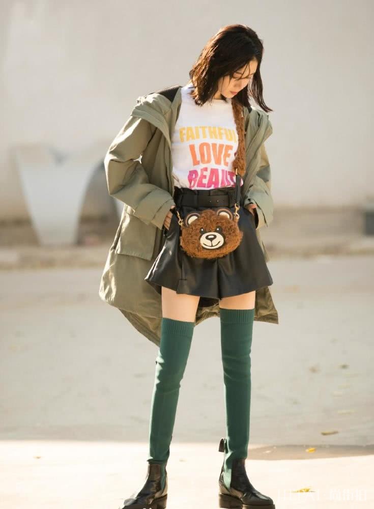 陈瑶风衣皮裤搭配长筒连袜靴，漫画腿强势吸睛