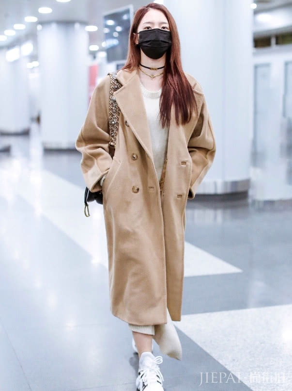 “山支大哥”孟美岐穿大衣现身!