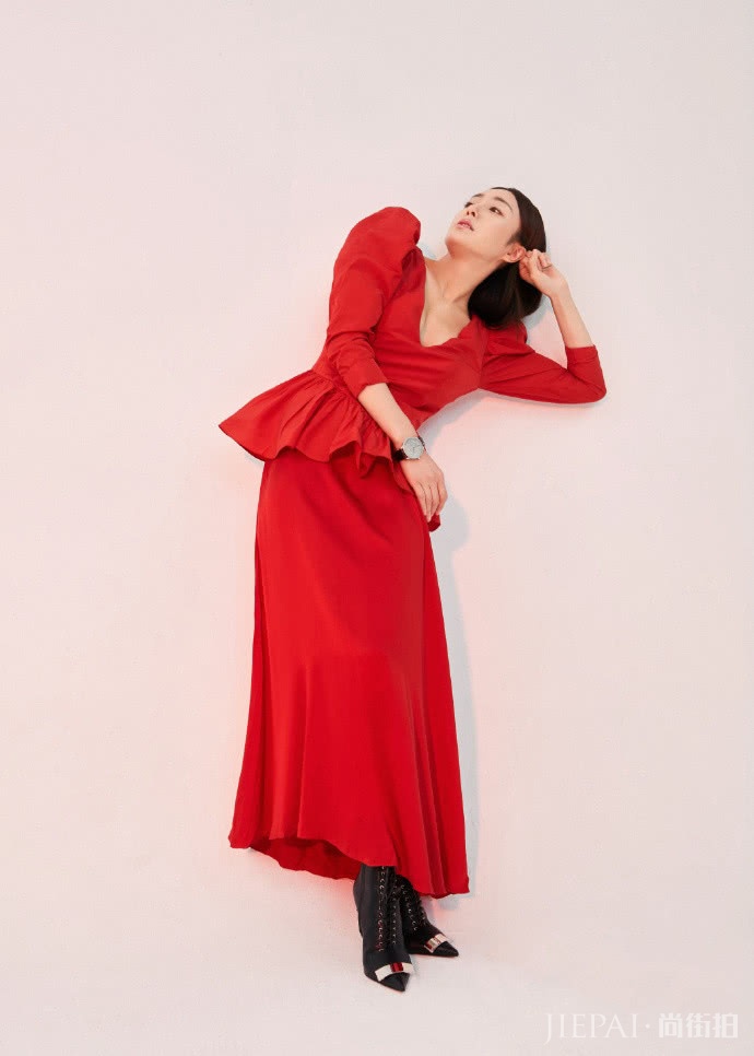 37岁秦岚8套礼服尽显魅力,每套都展现S型身材 女人味十足