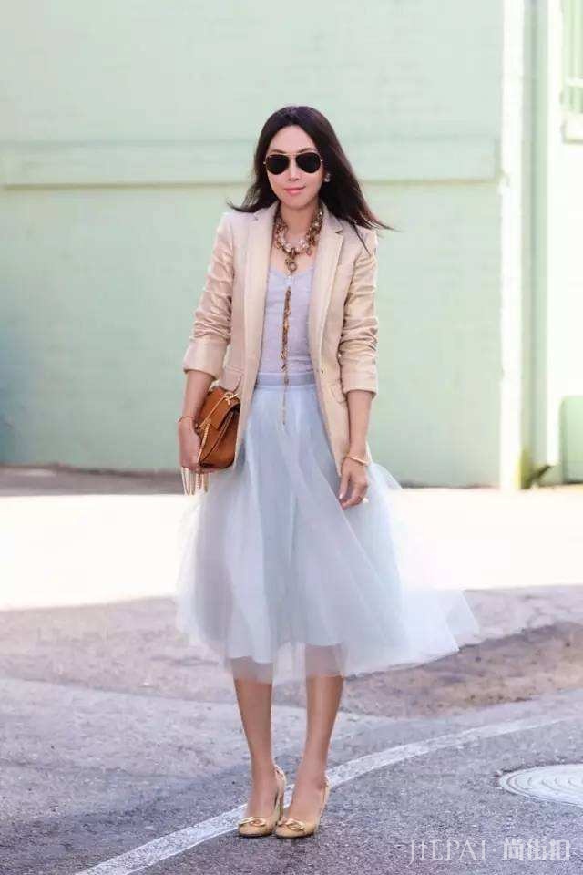 西装+纱裙,更适合大龄女性的精致优雅穿搭,知性又高级!