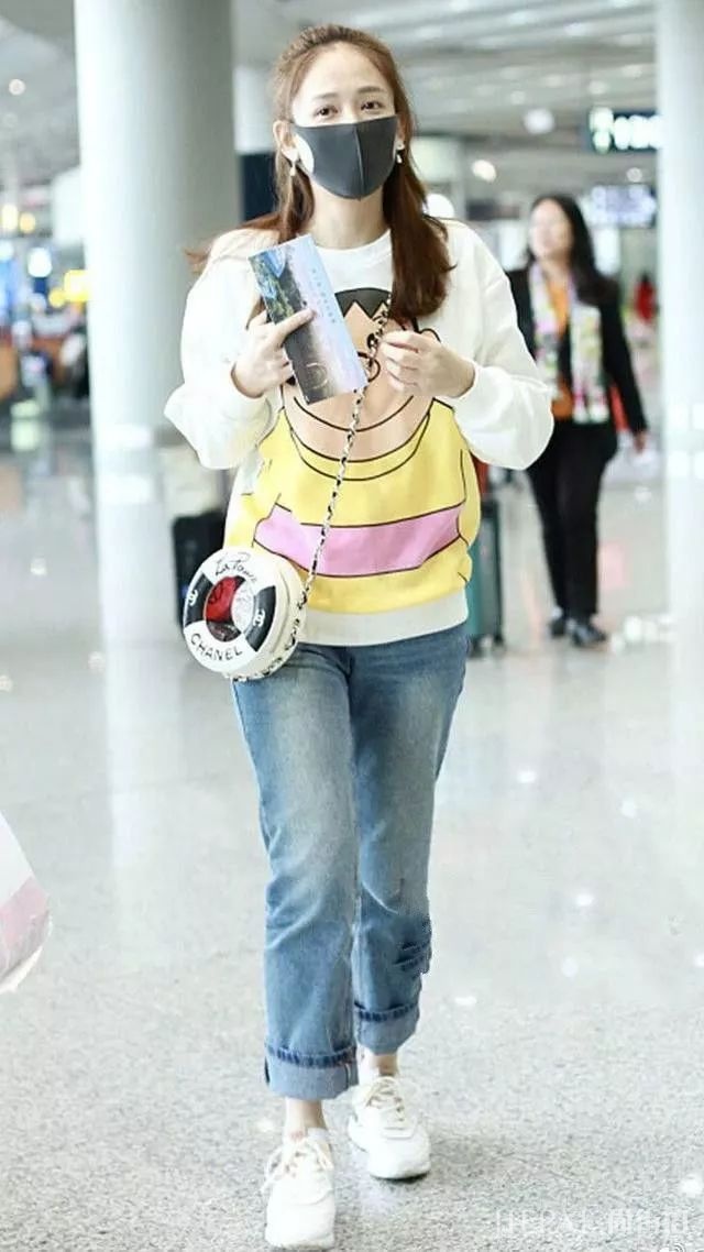 陈乔恩的游泳圈包真心装不下什么东西!