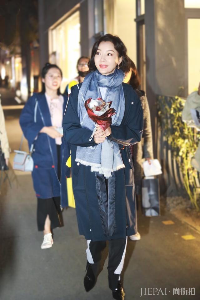 陈数一袭蓝大衣走机场,搭配破洞裤内衬秋裤不仅保暖还接地气