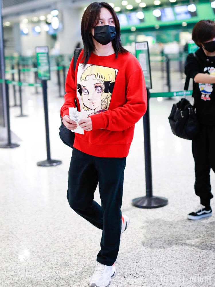 尹正真个性,穿女款卫衣走机场,长发飘飘难掩帅气