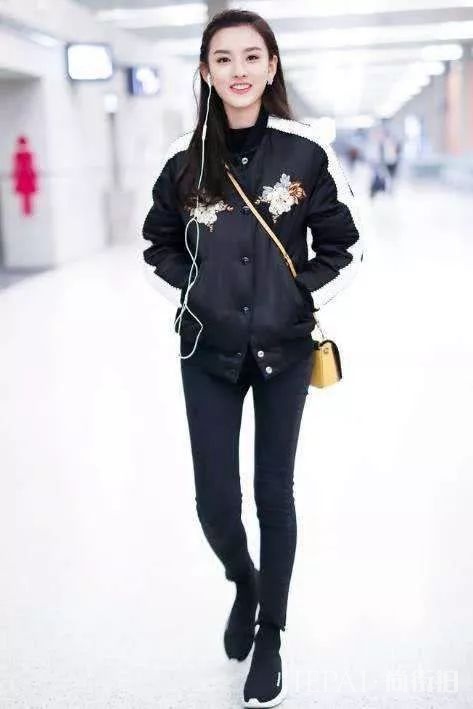 宋祖儿这豹纹上衣显老,网友:年龄不够,穿不出味道!