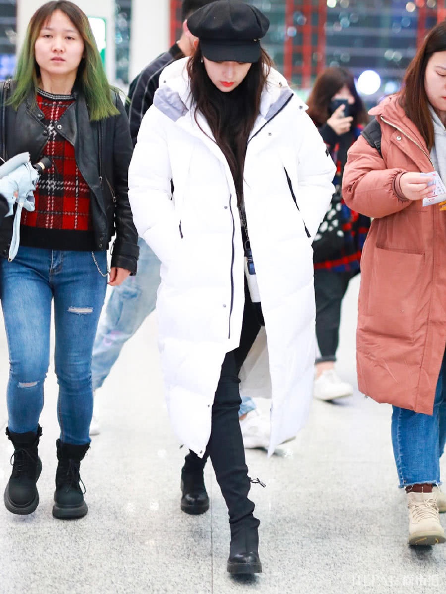 程潇裹羽绒服走机场，藏起“铁刘海”戴贝雷帽格外可爱！