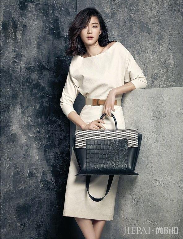 全智贤惊艳,白色连衣裙美成仙女,宛如少女!