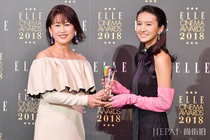 木村光希长裙配洗碗手套领奖,不料拿新人奖惹争议