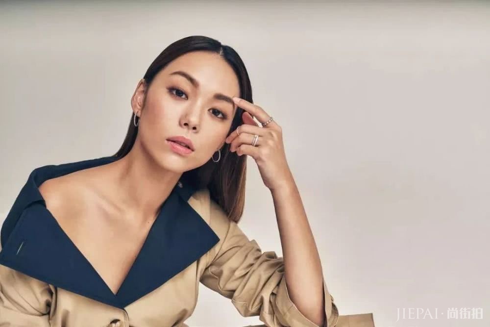 眼睛小皮肤黑长相一般,却是新加坡的头号时尚博主