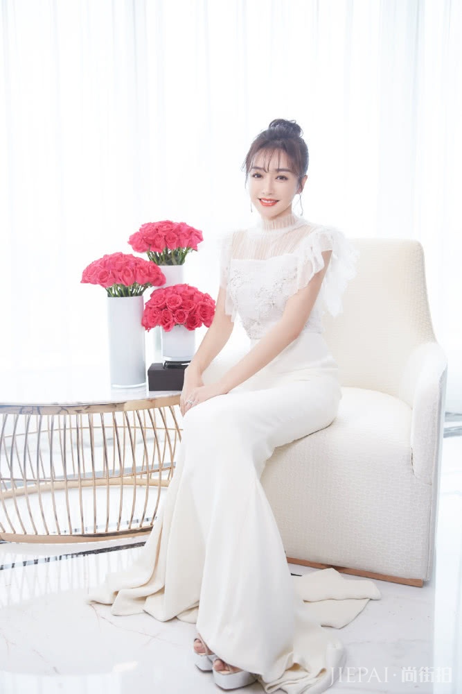 秦岚穿白色简直是绝配,红唇美到惊艳