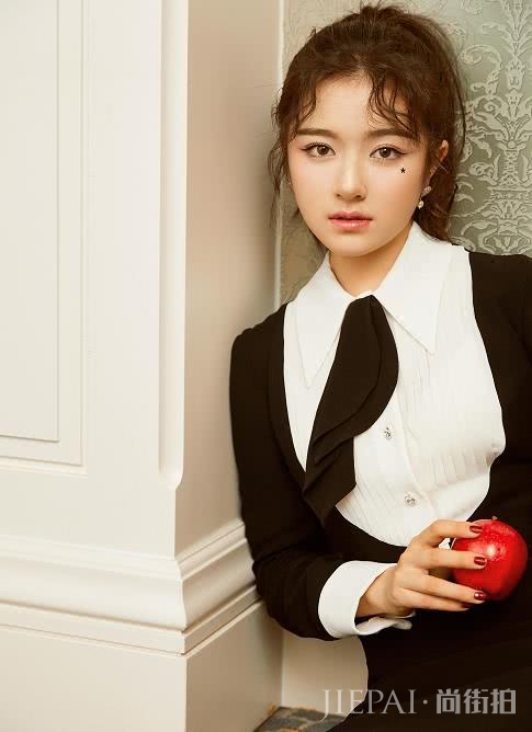 19岁李兰迪亮相活动,化浓妆尽显成熟女人味,“周周”长大了